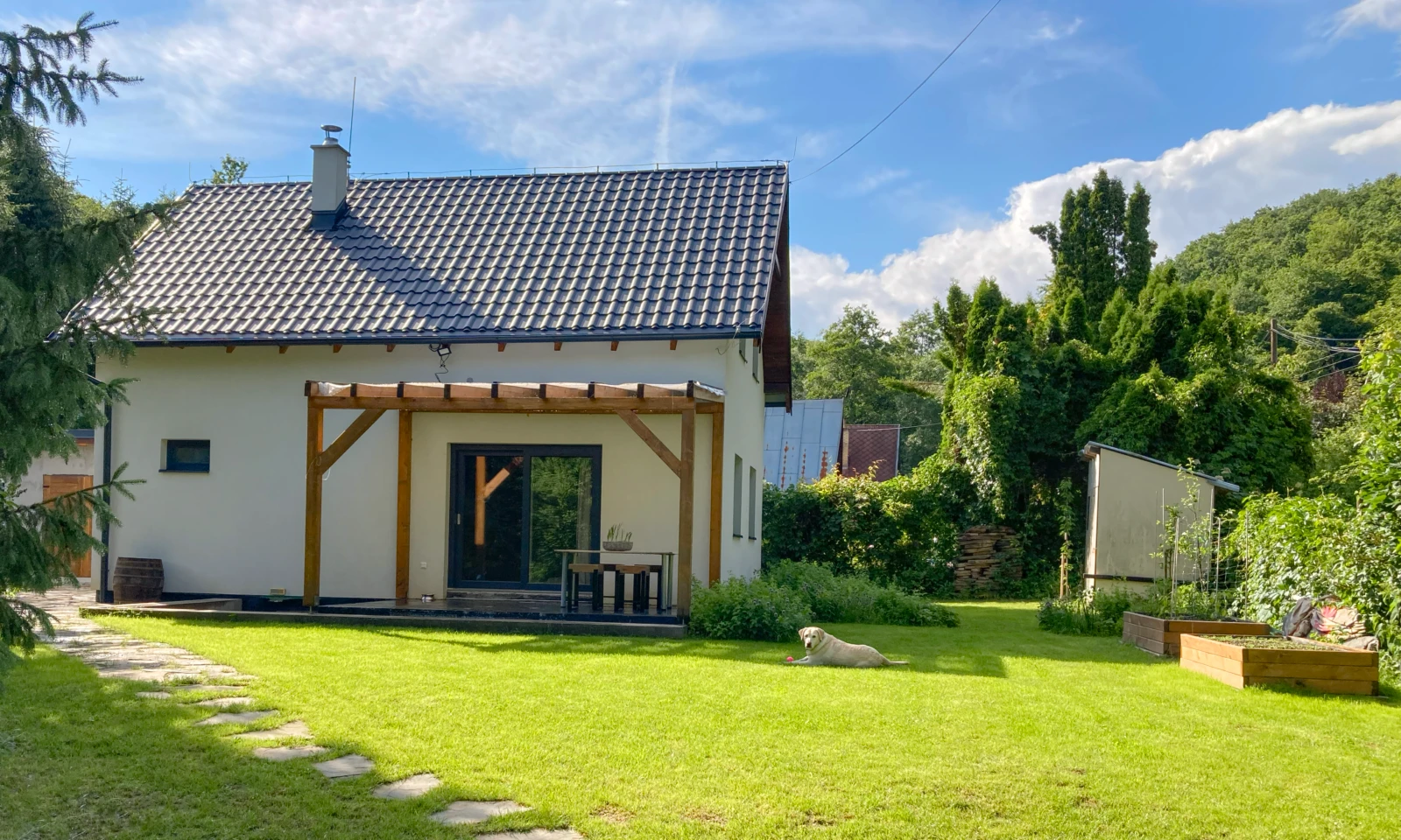 Záhrada v náručí lesa – pohľad 5